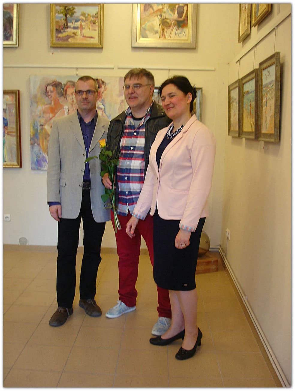 Uczestnicy wernisażu wystawy Sławy Radow we wnętrzu galerii