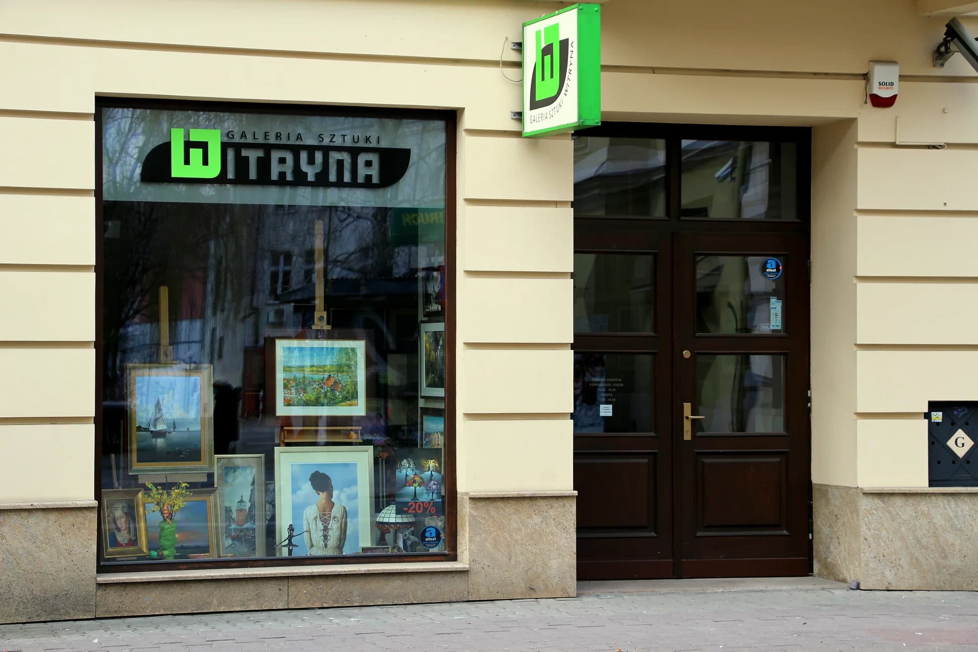 Witryna i wejście do Galerii Witryna przy ul. Chopina 1 w Lublinie